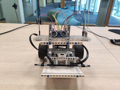 A little robot that transports medicine trough a hospital (my first programming project)